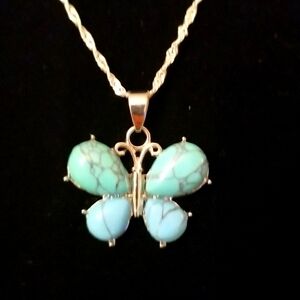 🦋Beautiful Turquoise butterfly on an 18" rope chain.